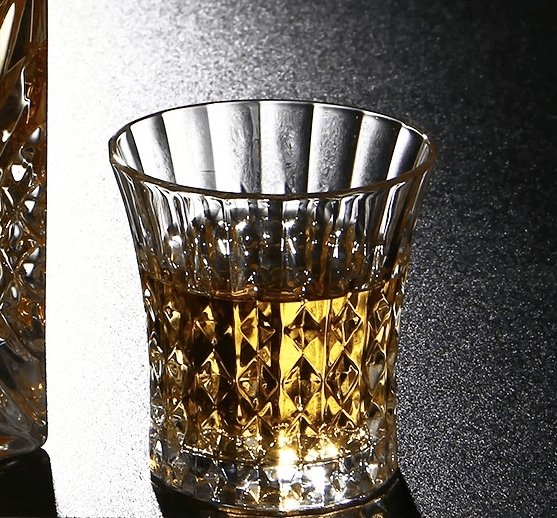 The Old Fashion Elegance Whisky Decanter Sets | KitchBoom.